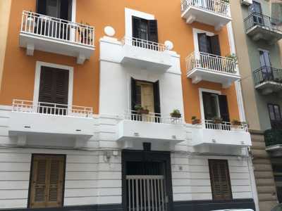 Ci rechiamo ora all�interno del palazzo adiacente, di color bianco e arancione, situato al civico 19